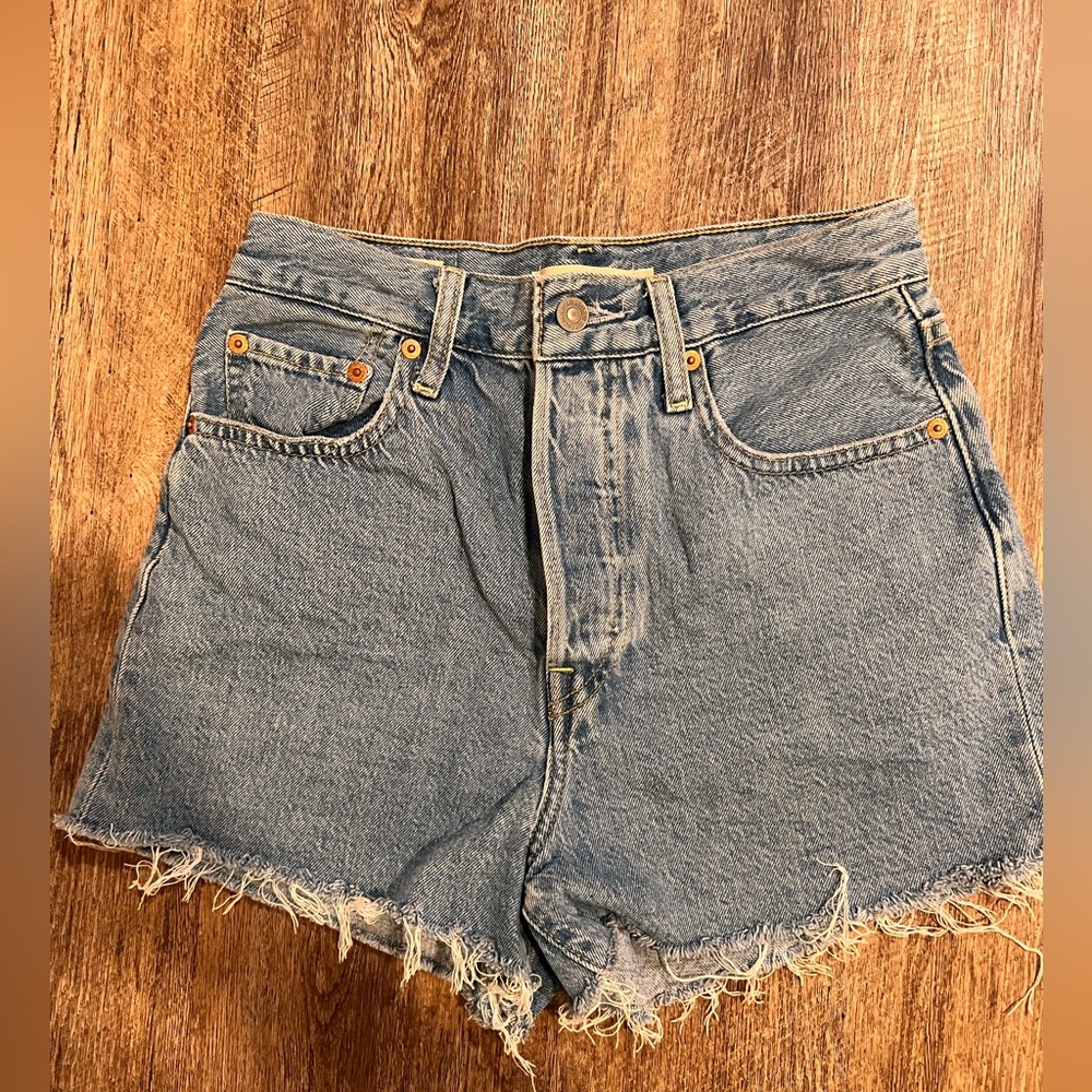 Womens Levi’s Ribcage Shorts size 27